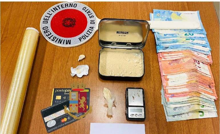 Portici, spacciatore bloccato mentre consegna droga a un cliente