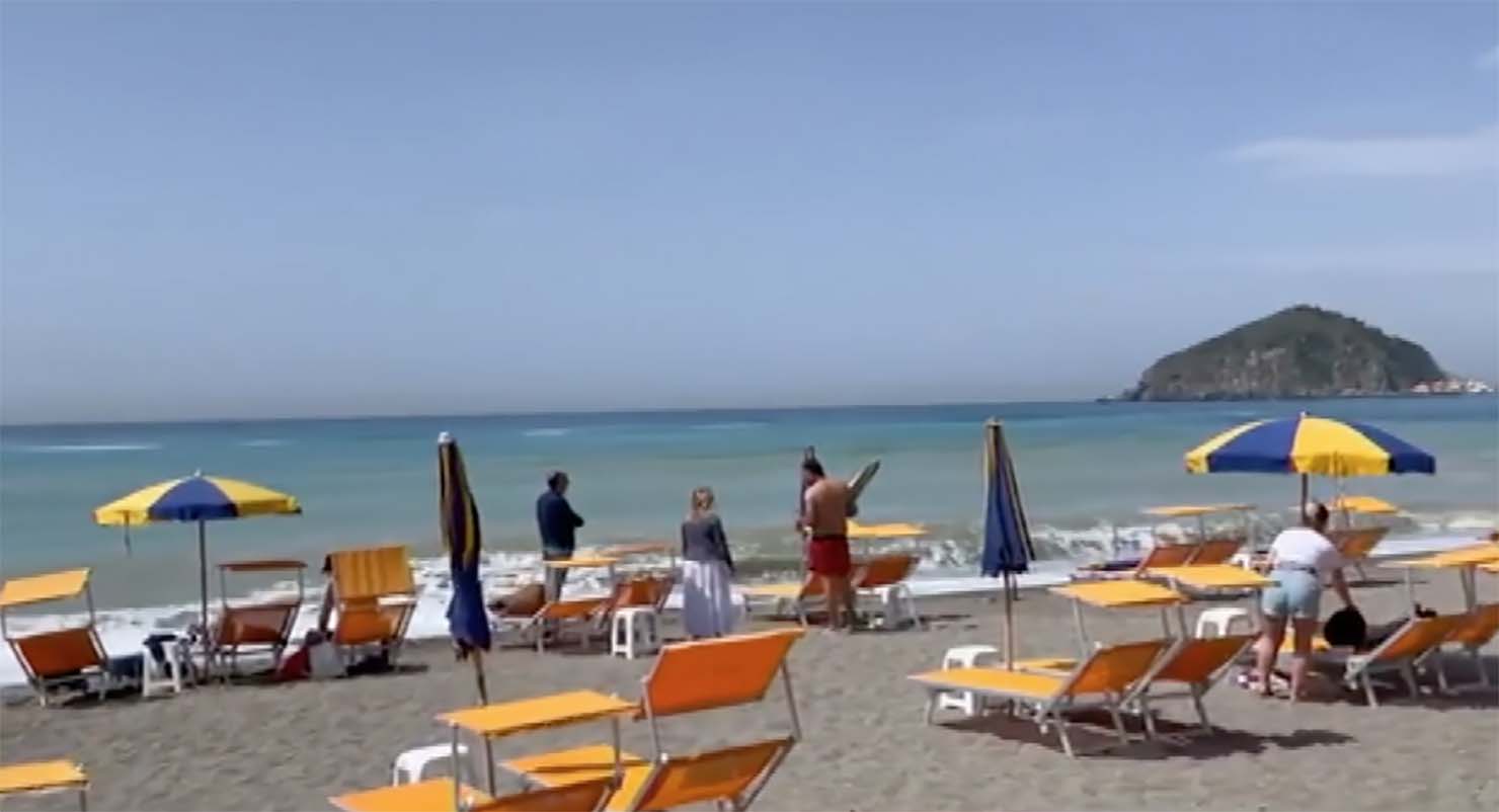Ischia, controlli ai venditori ambulanti abusivi in spiaggia: 5 denunce