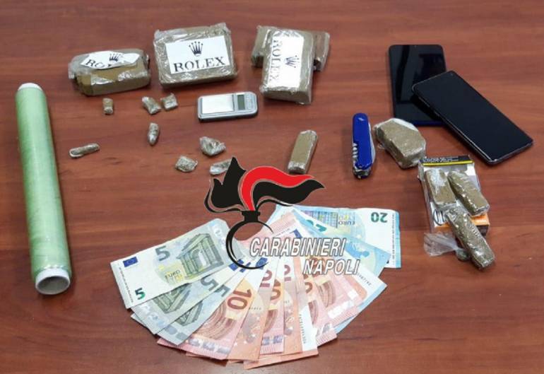 Torre del Greco, in auto con più di mezzo chilo di hashish: arrestato 29enne incensurato