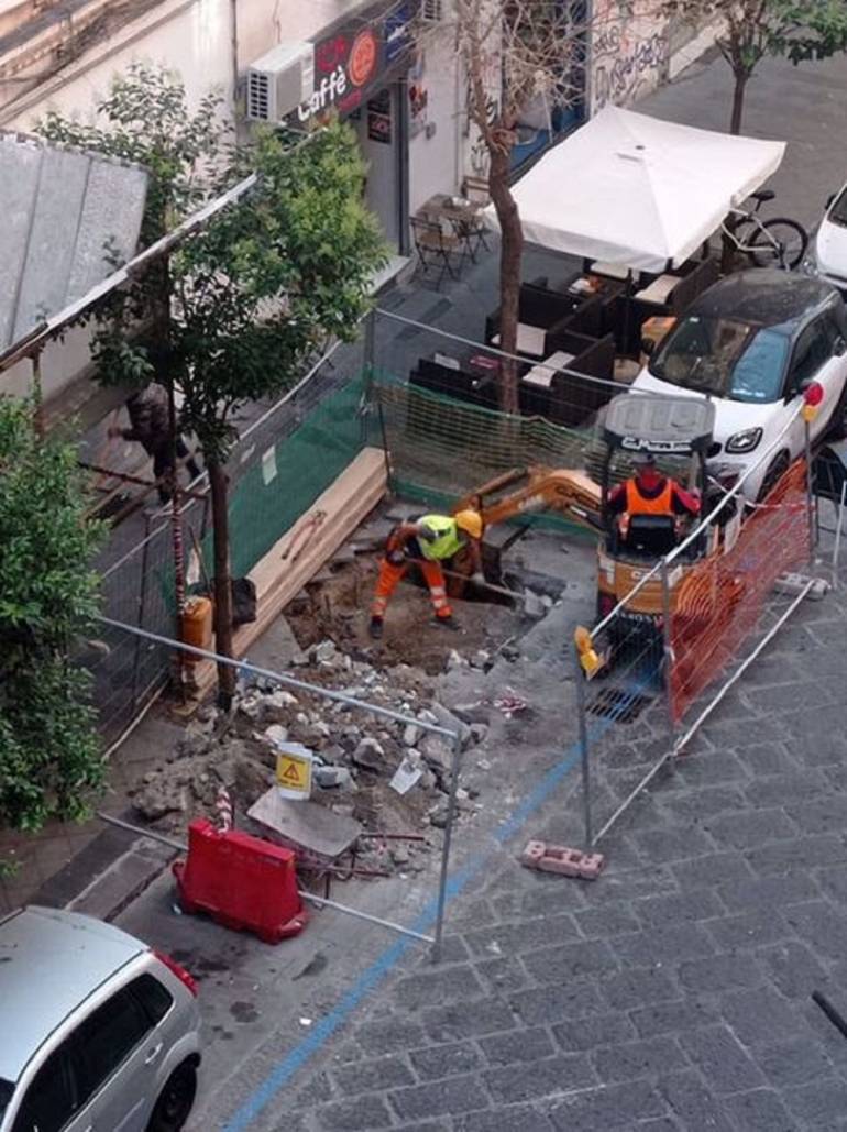 Napoli un cantiere e un tormento senza fine. Cittadini e commercianti arrivati all’esasperazione