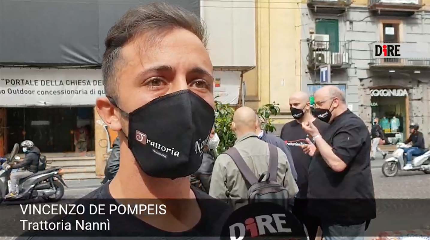 Napoli, ristoratori in piazza con tovaglie e stoviglie: ‘Ridateci dignità’