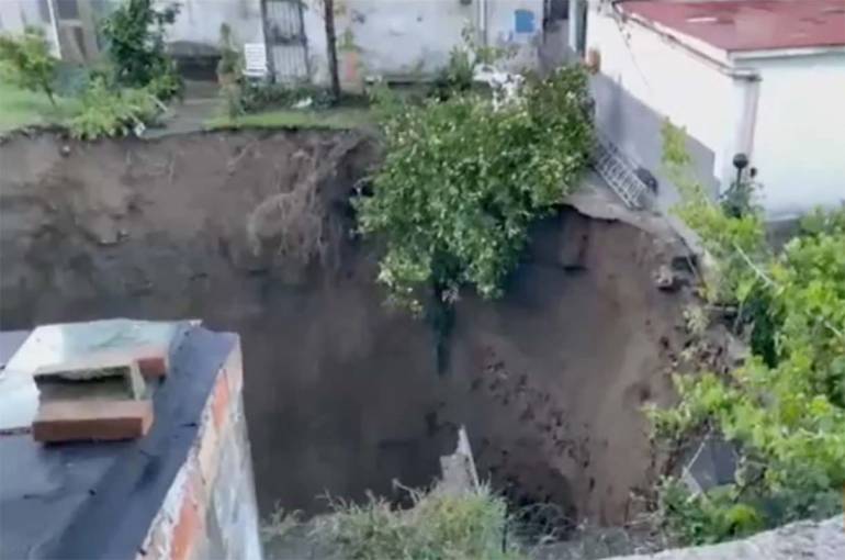 Napoli, indagine sull’autorimessa della voragine al rione Sanità
