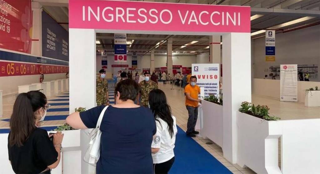 Vaccini al centro commerciale Campania: mille dosi in una giornata