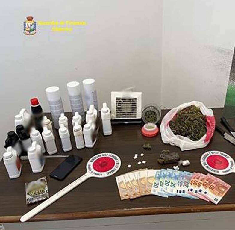 A Salerno droga dalla Spagna nei pacchi postali: 2 arresti