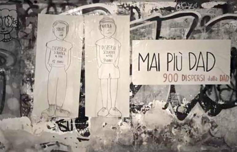 Protesta No DaD a Napoli: sagome di 900 alunni vittime di dispersione