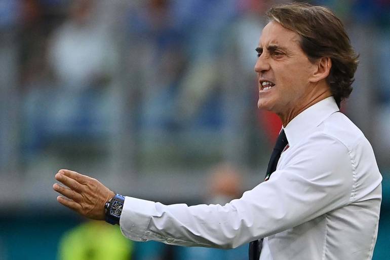 Mancini: “Napoli magica, ora fai vincere anche noi”