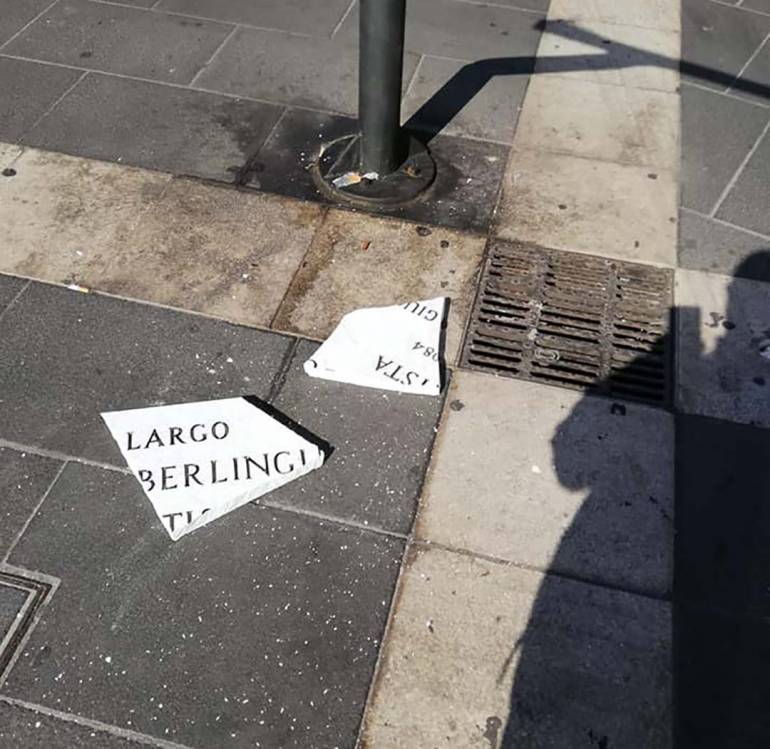 Napoli, nuovamente vandalizzata la targa di Berlinguer a via Toledo