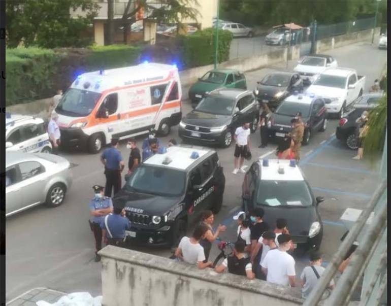 Rissa al centro Plaza di Scafati, accoltellati due giovani