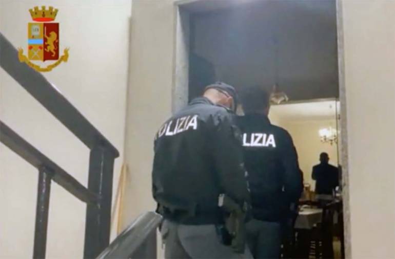 Blitz contro i No Vax violenti: perquisizioni in tutta Italia