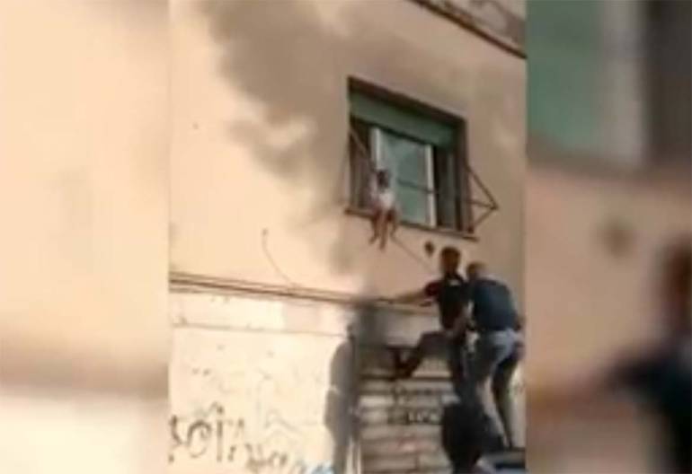 Bimba di 2 anni sul davanzale salvata dagli agenti. IL VIDEO VIRALE SUL WEB