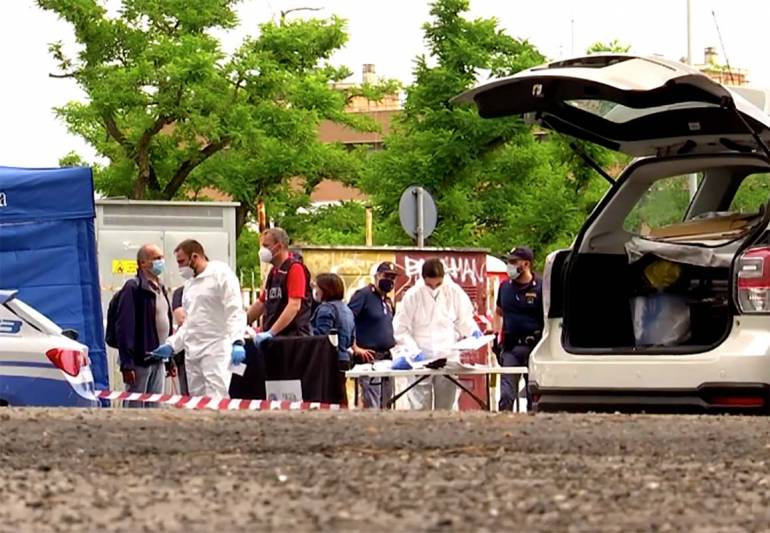 Muore di overdose e lei lo chiude in valigia e lo abbandona in strada