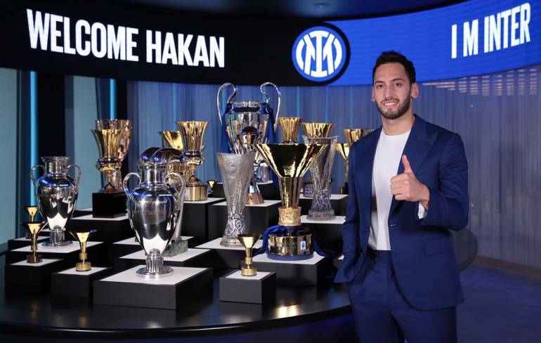 Calhanoglu all’Inter, è ufficiale. Juve, primi passi per il rinnovo di Dybala