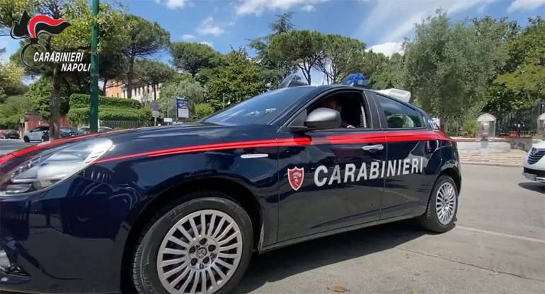 Napoli, ‘beccato’ a bordo di un’auto parcheggiata: 51enne arrestato per furto