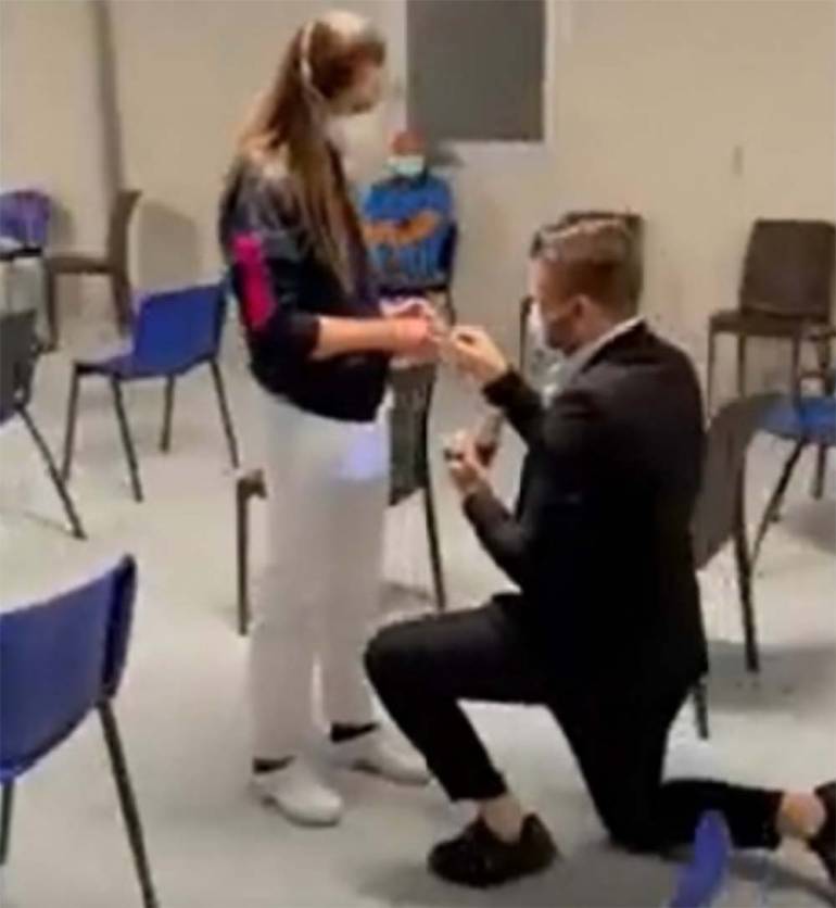 ‘Mi vuoi sposare?’: la dichiarazione all’infermiera nell’hub vaccinale