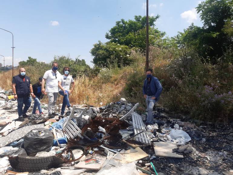 Napoli, discarica abusiva in via Montagna Spaccata: 1 km di rifiuti