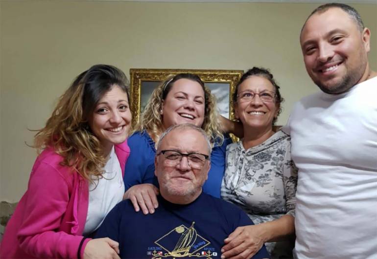 La moglie dell’agente Apicella: ‘Torno a casa a testa alta’
