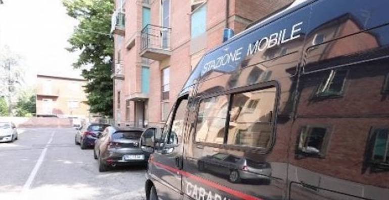 Bimbo morto in casa, la madre si taglia le vene e confessa: si indaga