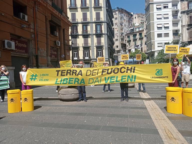 Legambiente, al via la campagna liberidaiveleni flash mob e dati sulla Terra dei fuochi