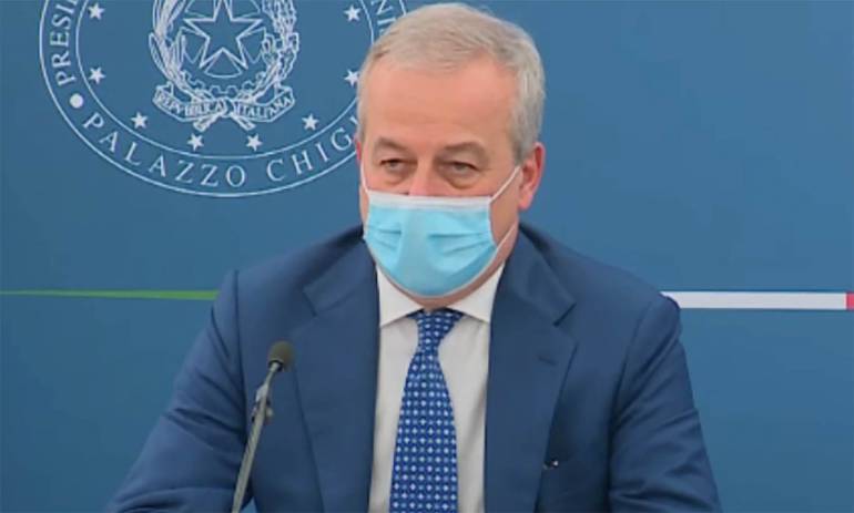 Covid, Locatelli: “La fase critica sta finendo, programmare le riaperture”