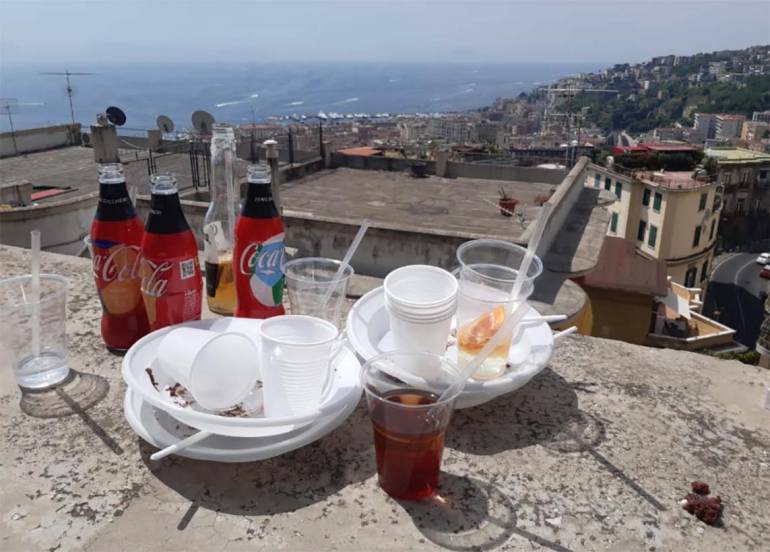 Napoli, via Aniello Falcone in balìa della movida degli zozzoni