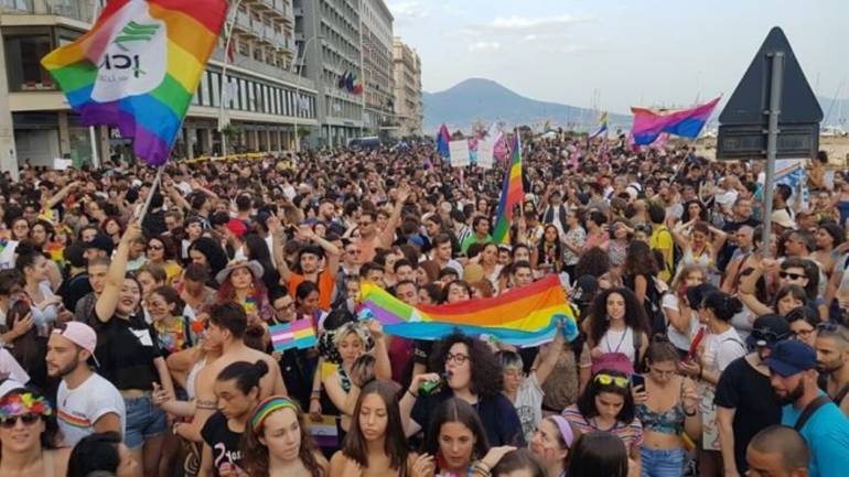Coca-Cola celebra l’amore al Pride di Napoli