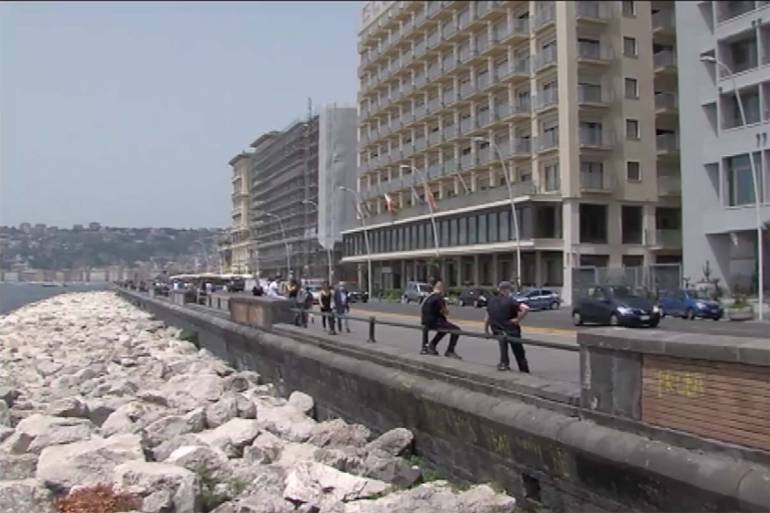 Napoli, cade in acqua sul Lungomare: salvata dai vigili urbani