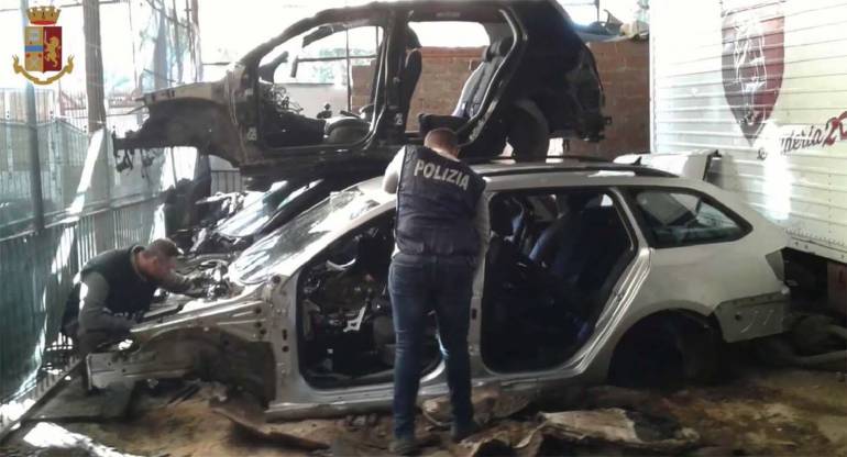 Mercato nero dei pezzi di auto, trovati in un capannone migliaia di ricambi 