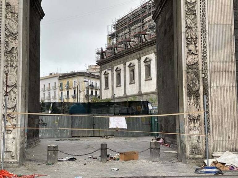 Porta Capuana ”Chiusa per degrado”: la protesta di cittadini, commercianti volontari