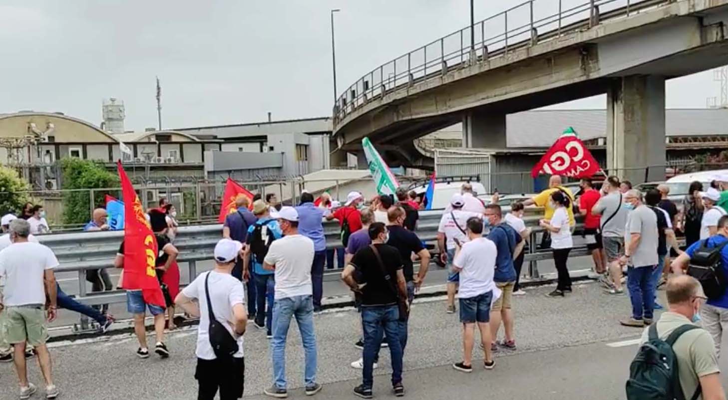 protesta operai whirlpool autostrada