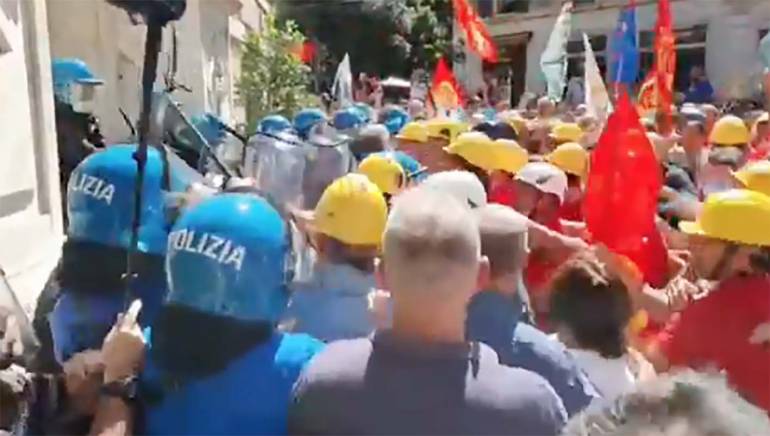 Ex Ilva a Genova, tafferugli e convocazione al Mise
