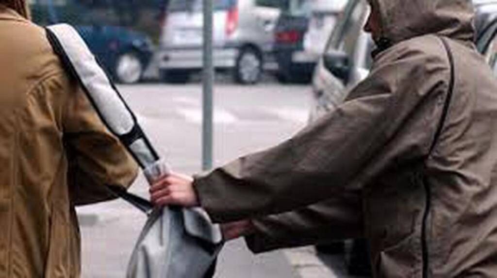 Napoli, giovane scippatore si ravvede e riporta la refurtiva alla vittima