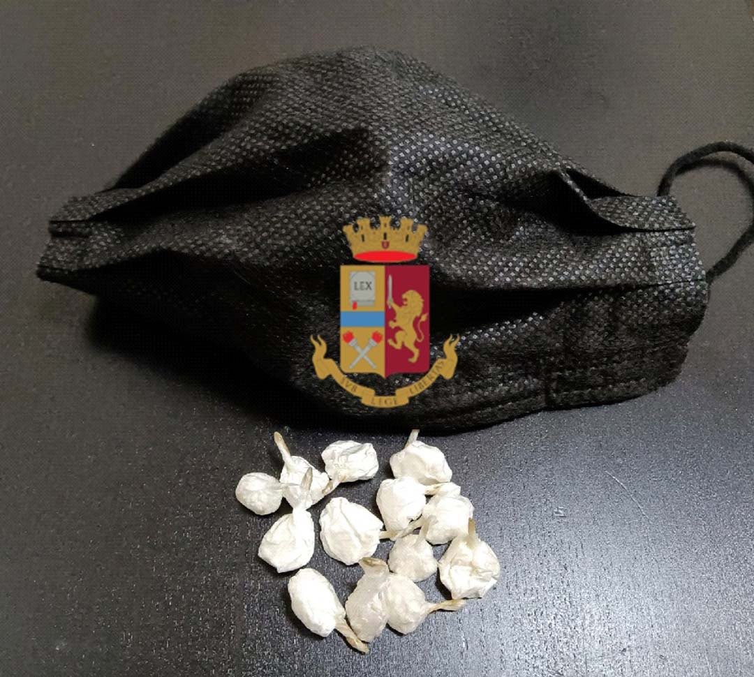 Napoli, nasconde droga nella mascherina: arrestato 46enne a Secondigliano