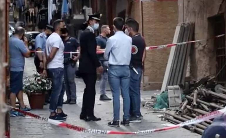 A Napoli i carabinieri setacciano i Quartieri Spagnoli: sequestrata una pistola