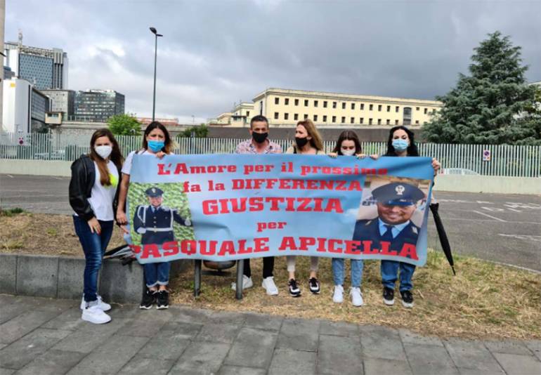 Napoli, i familiari dell’agente Apicella davanti al Tribunale in attesa della sentenza