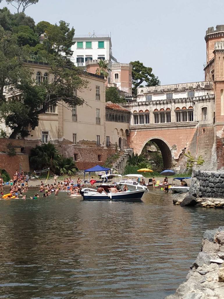 Posillipo, l’area di Villa Lauro invasa dalla barca a motore