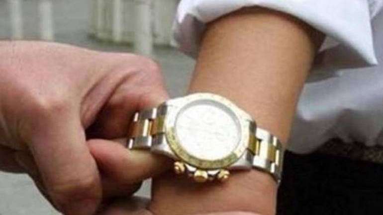 Napoli, con la pistola infrangono il finestrino e gli portano via il Rolex
