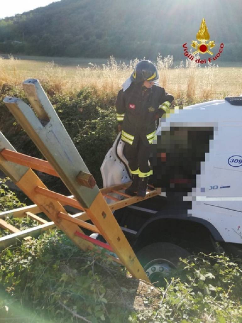 Autocarro del latte si ribalta in provincia di Caserta