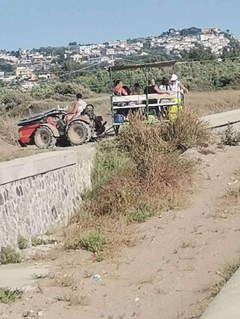 Bacoli strada abusiva per il mare
