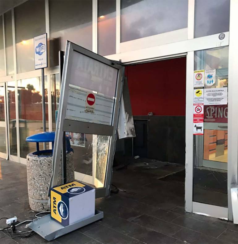 Banditi sradicano bancomat dell’area di servizio Teano Ovest direzione Napoli