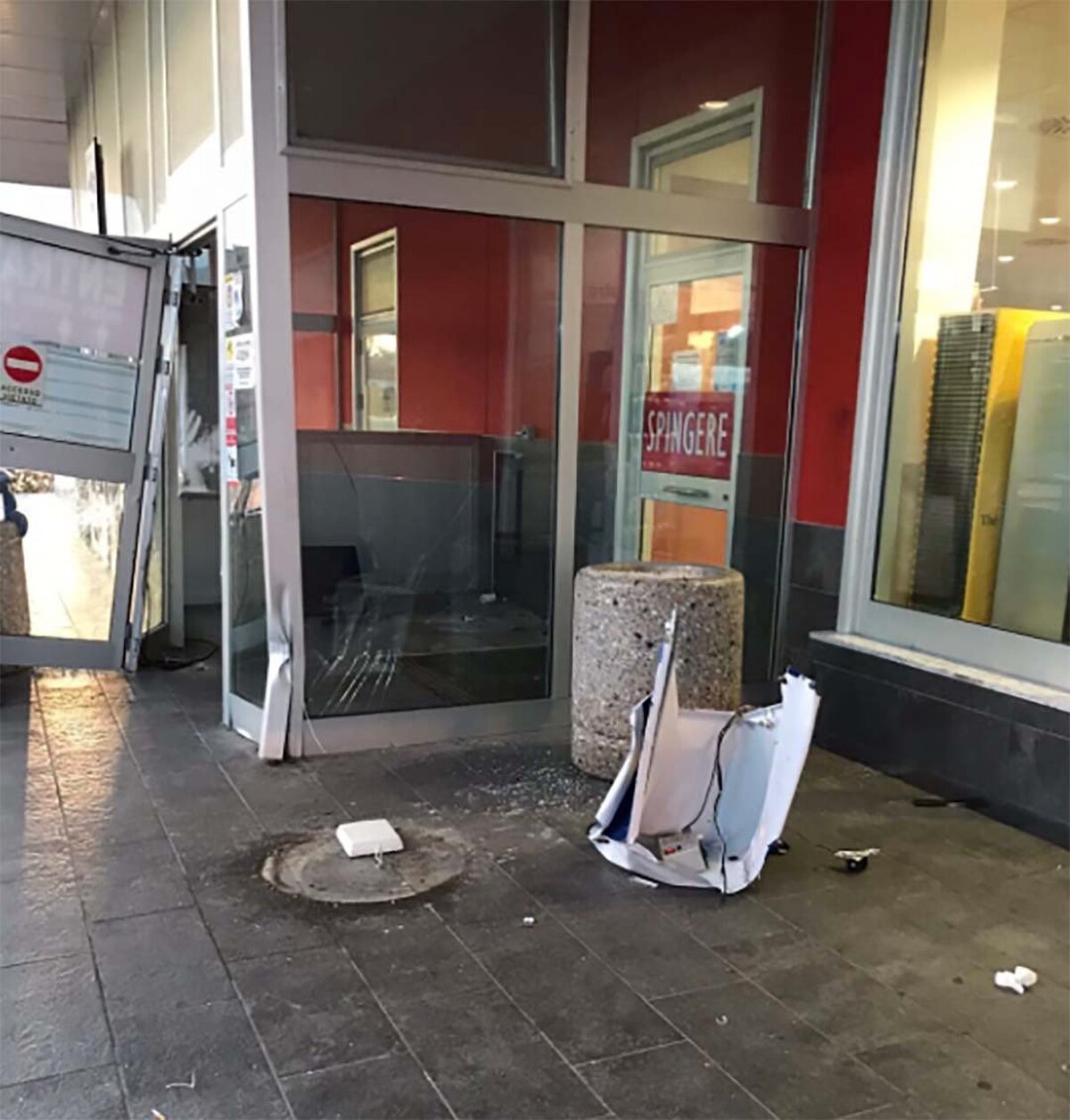 Banditi sradicano bancomat 