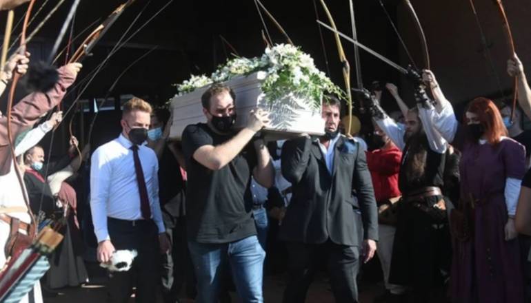 L’ultimo saluto a Chiara sotto gli archi degli arcieri, fiori bianchi e palloncini