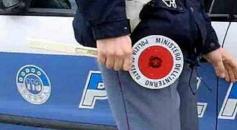 Napoli, non si ferma all’alt e si schianta contro la spazzatura: denunciato
