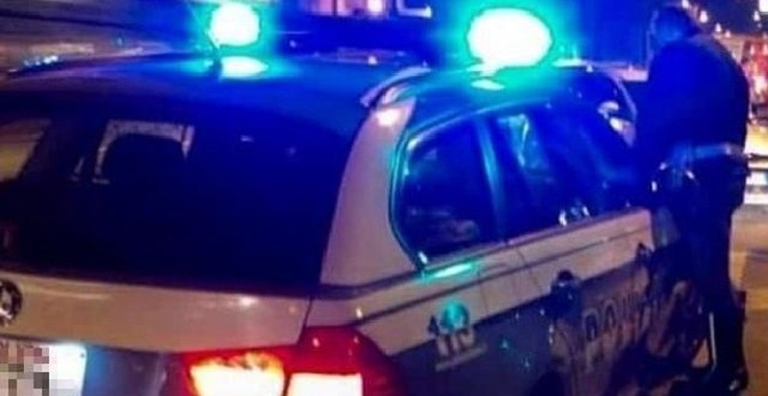 Arrestato a Napoli giovane che danneggia auto polizia