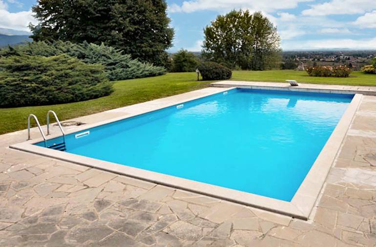 Tragedia a Padula: 13enne annega in una piscina di una struttura privata