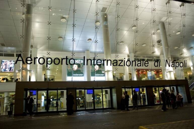 Napoli, controlli a taxi ed abusivi: 5 sanzioni