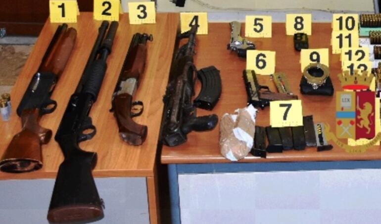 Napoli, in auto con un arsenale: arrestato