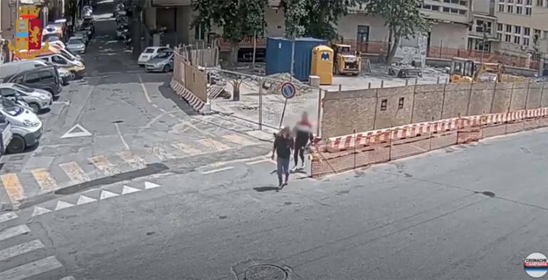 Rapina in farmacia, Bonnie e Clyde arrestati per un bacio. Il video