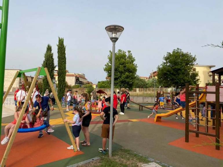 A Calvizzano impennata casi covid e il sindaco chiude la movida