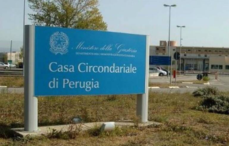 Perugia, agente penitenziario del Casertano tenta il suicidio in carcere