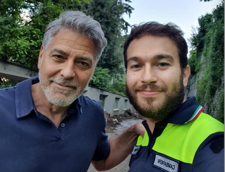 Maltempo a Como, George Clooney con i volontari di Trezzo sull’Adda